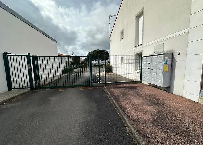 La Garenne, Pres Des Commerces