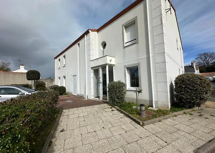 La Garenne, Pres Des Commerces
