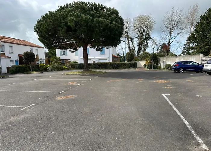 La Garenne, Pres Des Commerces